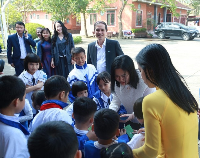 Chủ tịch UBND tỉnh Nghệ An thăm, động viên người có công và trẻ em có hoàn cảnh đặc biệt- Ảnh 5. Chủ tịch UBND tỉnh Nghệ An thăm, động viên người có công và trẻ em có hoàn cảnh đặc biệt- Ảnh 5.