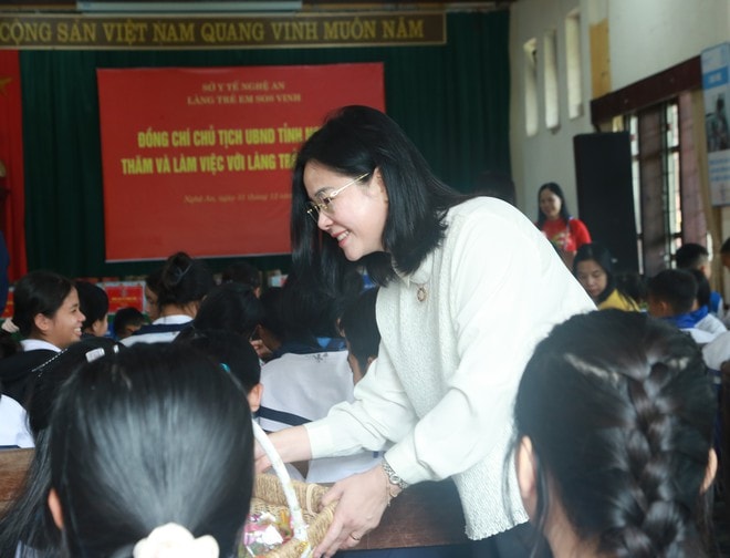 Chủ tịch UBND tỉnh Nghệ An thăm, động viên người có công và trẻ em có hoàn cảnh đặc biệt- Ảnh 6. Chủ tịch UBND tỉnh Nghệ An thăm, động viên người có công và trẻ em có hoàn cảnh đặc biệt- Ảnh 6.