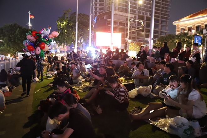 Biển người đổ về trung tâm TPHCM chờ xem pháo hoa chào năm mới 2026- Ảnh 1. Biển người đổ về trung tâm TPHCM chờ xem pháo hoa chào năm mới 2026- Ảnh 1.
