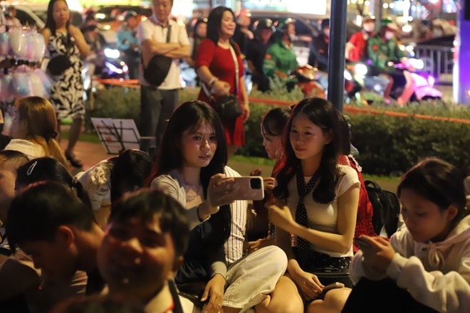 Biển người đổ về trung tâm TPHCM chờ xem pháo hoa chào năm mới 2026- Ảnh 7. Biển người đổ về trung tâm TPHCM chờ xem pháo hoa chào năm mới 2026- Ảnh 7.