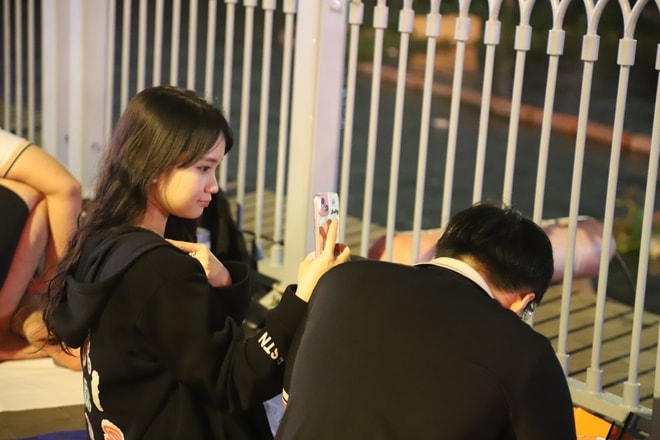 Biển người đổ về trung tâm TPHCM chờ xem pháo hoa chào năm mới 2026- Ảnh 6. Biển người đổ về trung tâm TPHCM chờ xem pháo hoa chào năm mới 2026- Ảnh 6.