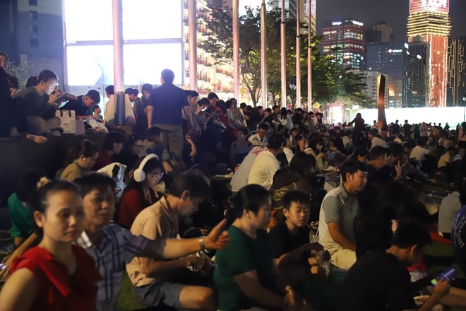 Biển người đổ về trung tâm TPHCM chờ xem pháo hoa chào năm mới 2026- Ảnh 2. Biển người đổ về trung tâm TPHCM chờ xem pháo hoa chào năm mới 2026- Ảnh 2.