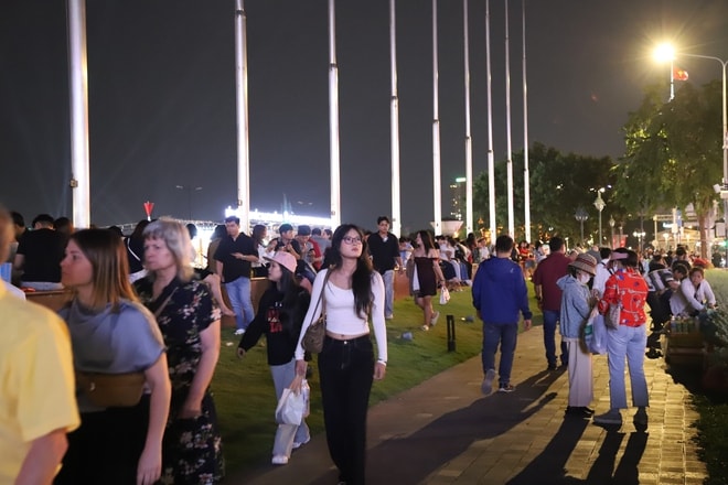 Biển người đổ về trung tâm TPHCM chờ xem pháo hoa chào năm mới 2026- Ảnh 3. Biển người đổ về trung tâm TPHCM chờ xem pháo hoa chào năm mới 2026- Ảnh 3.