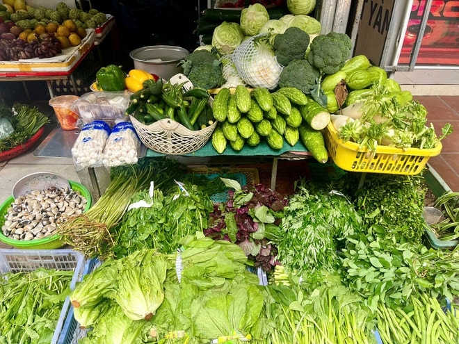 Giá rau xanh hạ nhiệt, người tiêu dùng 'dễ thở' dịp cuối năm- Ảnh 3.