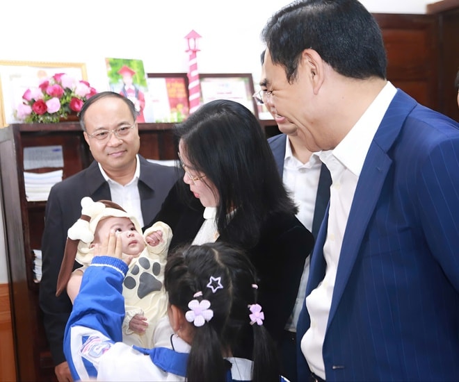 Chủ tịch UBND tỉnh Nghệ An thăm, động viên người có công và trẻ em có hoàn cảnh đặc biệt- Ảnh 4. Chủ tịch UBND tỉnh Nghệ An thăm, động viên người có công và trẻ em có hoàn cảnh đặc biệt- Ảnh 4.