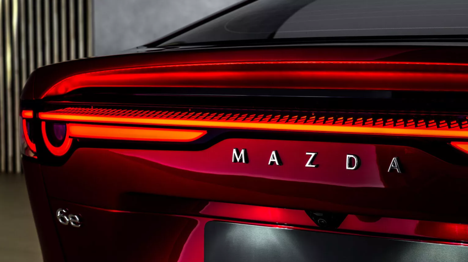 Từ tháng 1 - 11/2025, khoảng 18,5 triệu xe EV và PHEV đã được bán ra trên toàn cầu. (Ảnh: Carscoops)