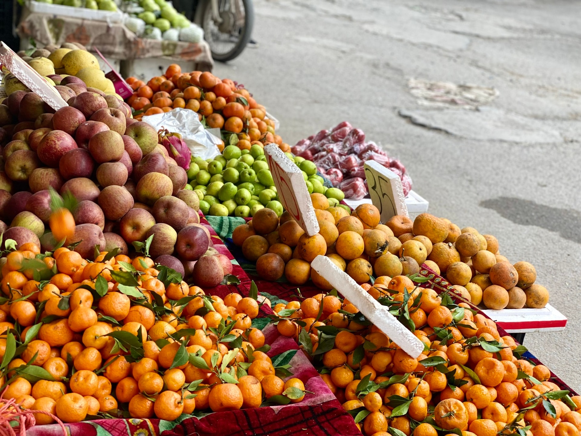 Một loại cam Việt vào mùa giá rẻ chỉ hơn chục nghìn đồng/kg, tiểu thương nhập hàng tạ mỗi ngày phục vụ khách quý- Ảnh 1.