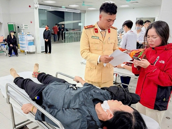 CSGT Hà Nội dùng xe chuyên dụng đưa người phụ nữ gãy chân đi cấp cứu đêm giao thừa- Ảnh 2. CSGT Hà Nội dùng xe chuyên dụng đưa người phụ nữ gãy chân đi cấp cứu đêm giao thừa- Ảnh 2.