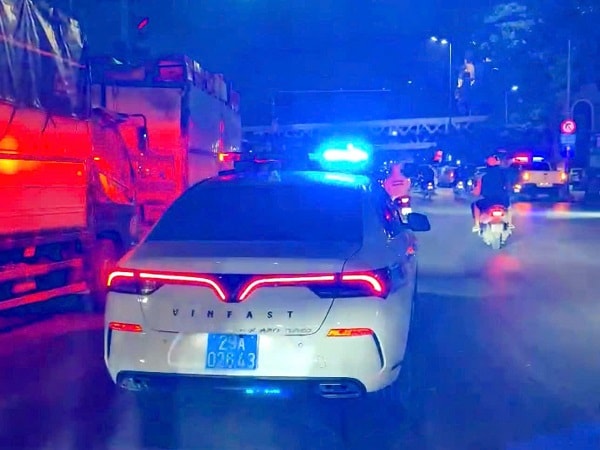 CSGT Hà Nội dùng xe chuyên dụng đưa người phụ nữ gãy chân đi cấp cứu đêm giao thừa- Ảnh 1. CSGT Hà Nội dùng xe chuyên dụng đưa người phụ nữ gãy chân đi cấp cứu đêm giao thừa- Ảnh 1.