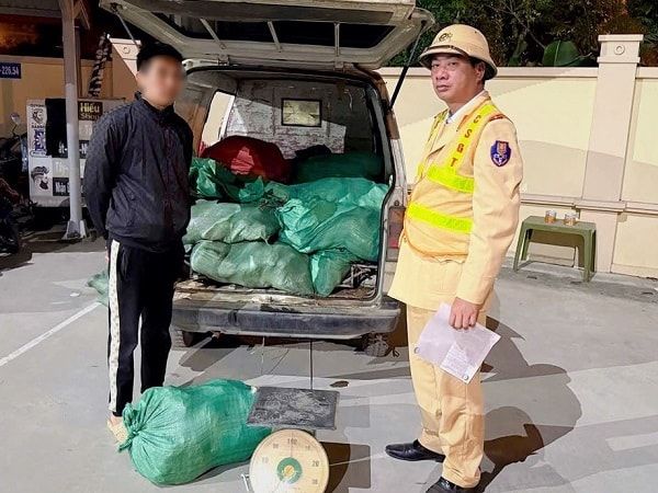 Chặn đứng gần 1 tấn chân gà bốc mùi hôi tanh đang trên đường vào nội thành dịp Tết- Ảnh 1. Chặn đứng gần 1 tấn chân gà bốc mùi hôi tanh đang trên đường vào nội thành dịp Tết- Ảnh 1.