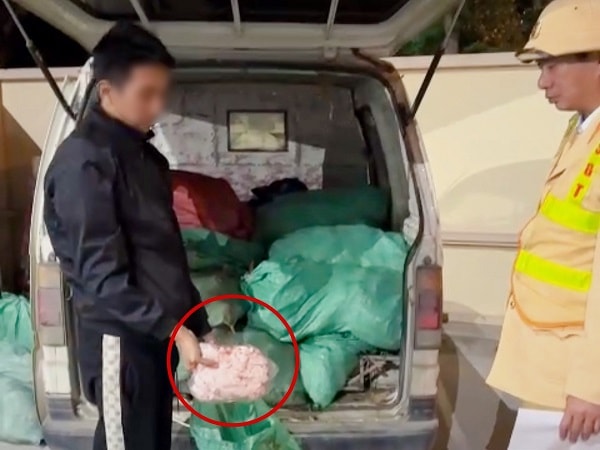 Chặn đứng gần 1 tấn chân gà bốc mùi hôi tanh đang trên đường vào nội thành dịp Tết- Ảnh 2. Chặn đứng gần 1 tấn chân gà bốc mùi hôi tanh đang trên đường vào nội thành dịp Tết- Ảnh 2.