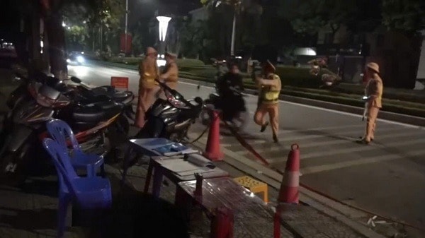 Video đối tượng điều khiển mô tô ‘thông chốt’ hất văng CSGT trong đêm giao thừa- Ảnh 1. Video đối tượng điều khiển mô tô ‘thông chốt’ hất văng CSGT trong đêm giao thừa- Ảnh 1.