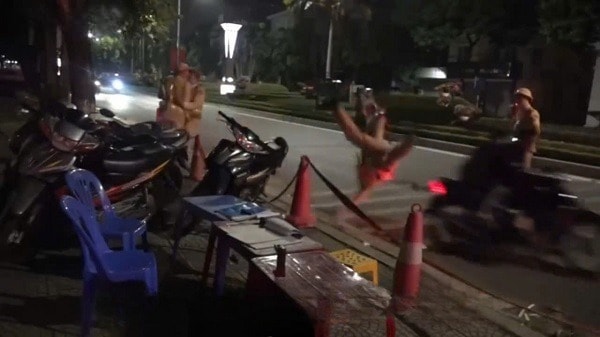Video đối tượng điều khiển mô tô ‘thông chốt’ hất văng CSGT trong đêm giao thừa- Ảnh 2. Video đối tượng điều khiển mô tô ‘thông chốt’ hất văng CSGT trong đêm giao thừa- Ảnh 2.