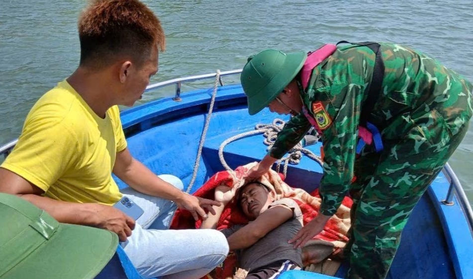 Tàu cá bị đắm trên biển, thuyền trưởng và 5 ngư dân được Bộ đội Biên phòng cứu sống- Ảnh 1.
