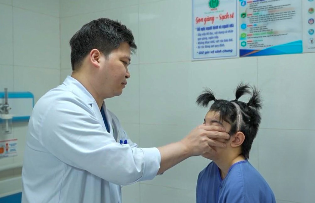 Lần đầu tiên tại Việt Nam, bác sĩ phẫu thuật thành công hai ca bệnh sọ mặt đặc biệt phức tạp- Ảnh 1.