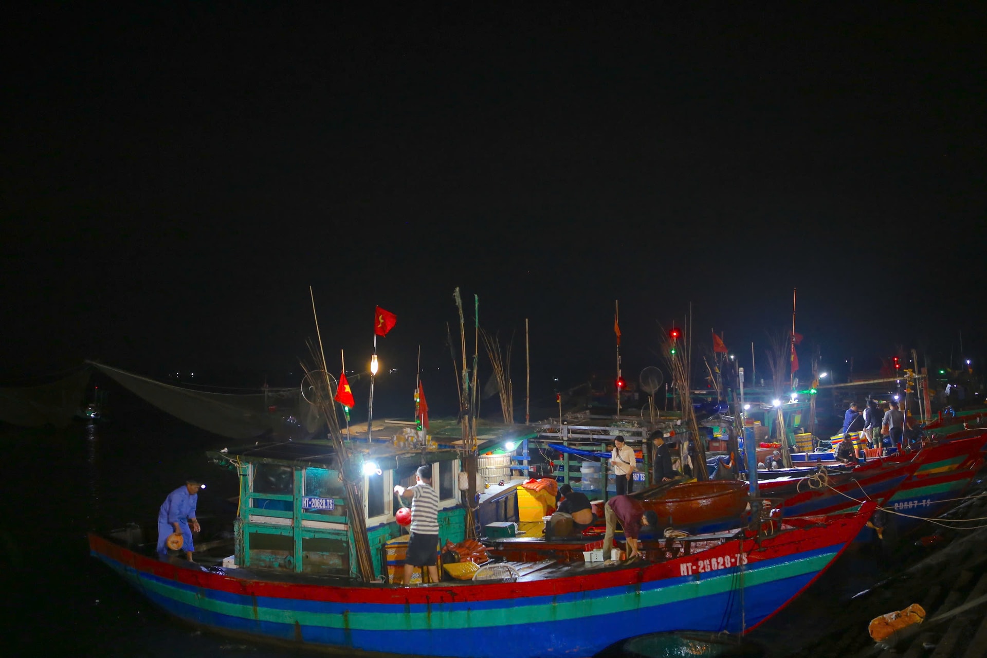 Ngư dân phấn khởi trúng đậm hải sản đầu năm mới- Ảnh 1.