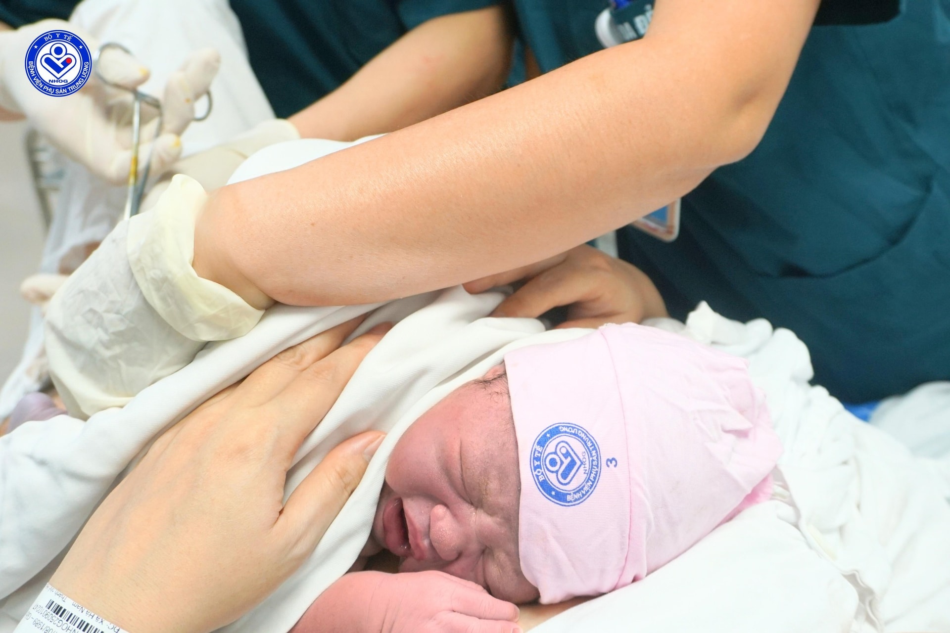 ‘Công dân nhí' đầu tiên chào đời năm 2026 của thủ đô Hà Nội- Ảnh 2.