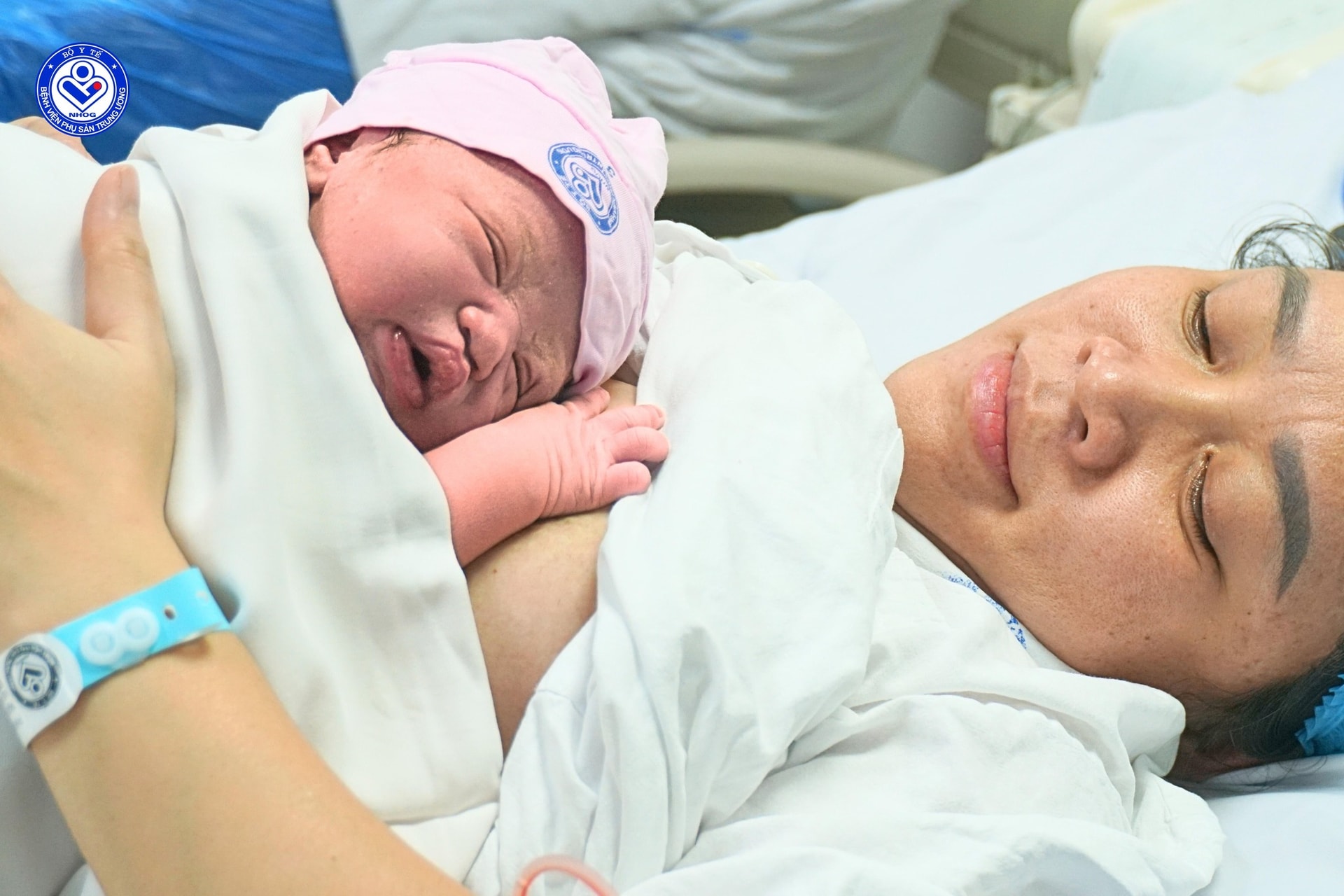 ‘Công dân nhí' đầu tiên chào đời năm 2026 của thủ đô Hà Nội- Ảnh 3.