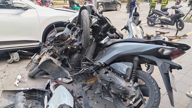 Hà Nội: Ô tô tông hàng loạt xe máy ngay ngày đầu năm mới, 1 người bị thương- Ảnh 4.