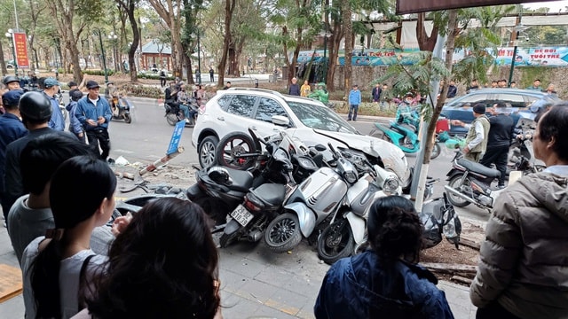 Hà Nội: Ô tô tông hàng loạt xe máy ngay ngày đầu năm mới, 1 người bị thương- Ảnh 2.