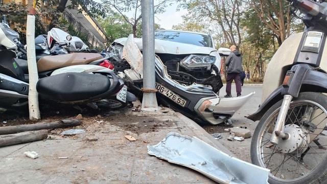 Hà Nội: Ô tô tông hàng loạt xe máy ngay ngày đầu năm mới, 1 người bị thương- Ảnh 3.
