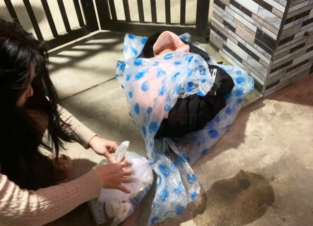 Bé trai sơ sinh bị bỏ rơi trước nhà dân ở Đà Nẵng- Ảnh 1.