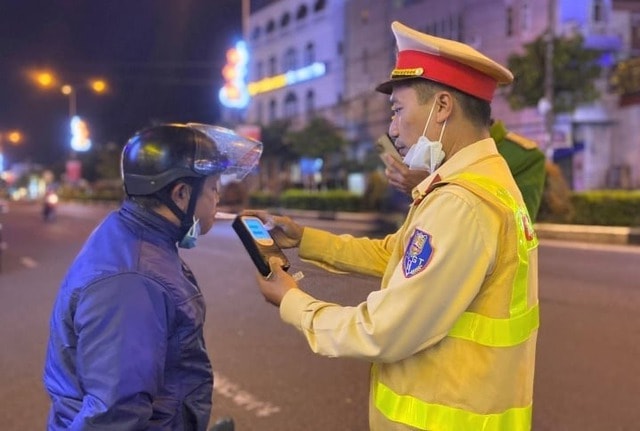 Tập trung xử lý vi phạm nồng độ cồn, tốc độ dịp Tết Dương lịch- Ảnh 1.