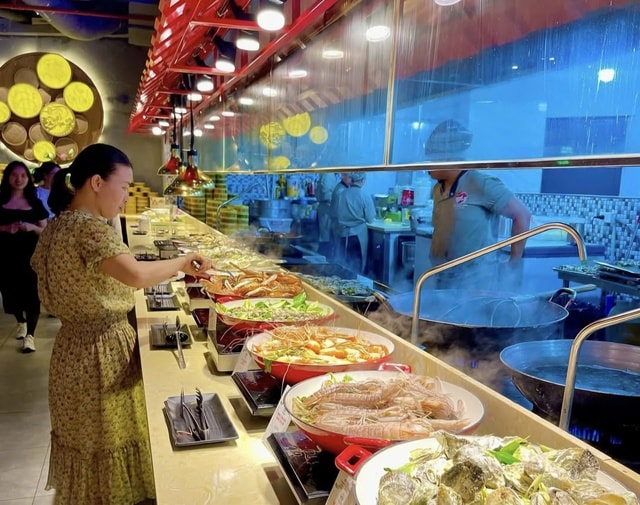 Nhiều nhà hàng buffet hải sản thông báo tăng giá dịp nghỉ Tết Dương lịch- Ảnh 1. Nhiều nhà hàng buffet hải sản thông báo tăng giá dịp nghỉ Tết Dương lịch- Ảnh 1.