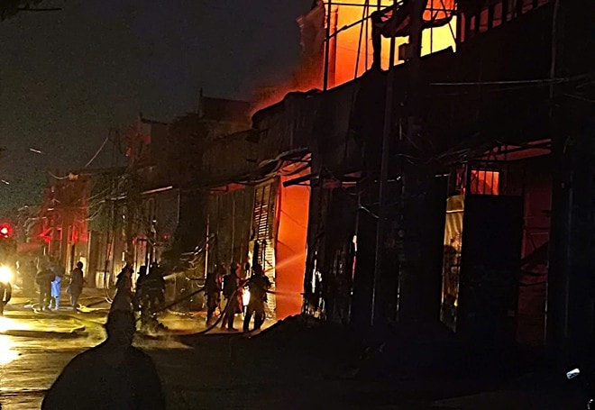 Cháy xưởng tranh ven sông ở Hà Nội, người bên trong kịp thời thoát nạn- Ảnh 2. Cháy xưởng tranh ven sông ở Hà Nội, người bên trong kịp thời thoát nạn- Ảnh 2.