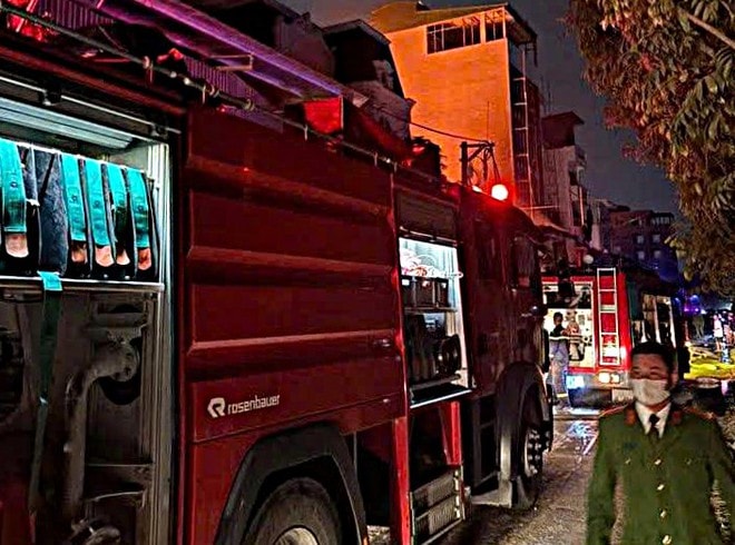 Cháy xưởng tranh ven sông ở Hà Nội, người bên trong kịp thời thoát nạn- Ảnh 3. Cháy xưởng tranh ven sông ở Hà Nội, người bên trong kịp thời thoát nạn- Ảnh 3.