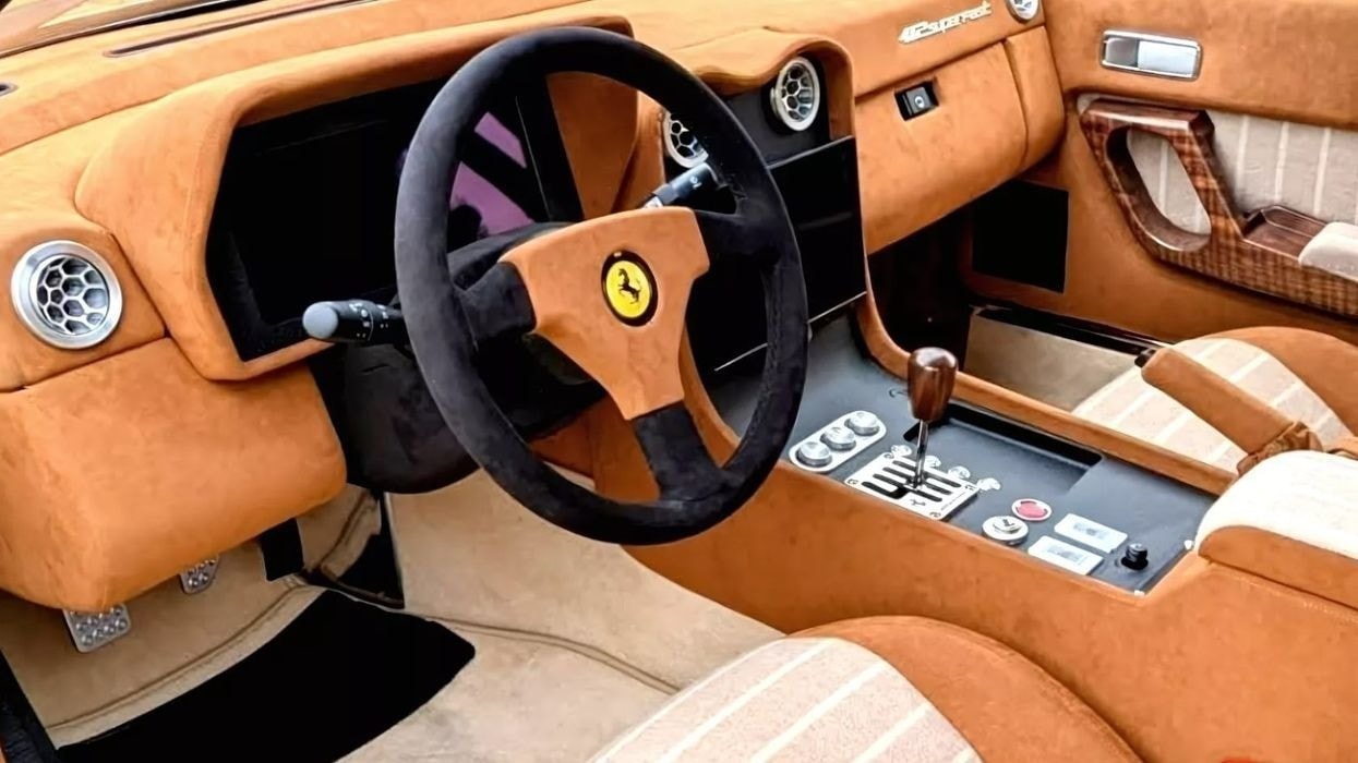 Nội thất xe được thiết kế sang trọng với len cashmere Mông Cổ. (Ảnh: Carscoops)