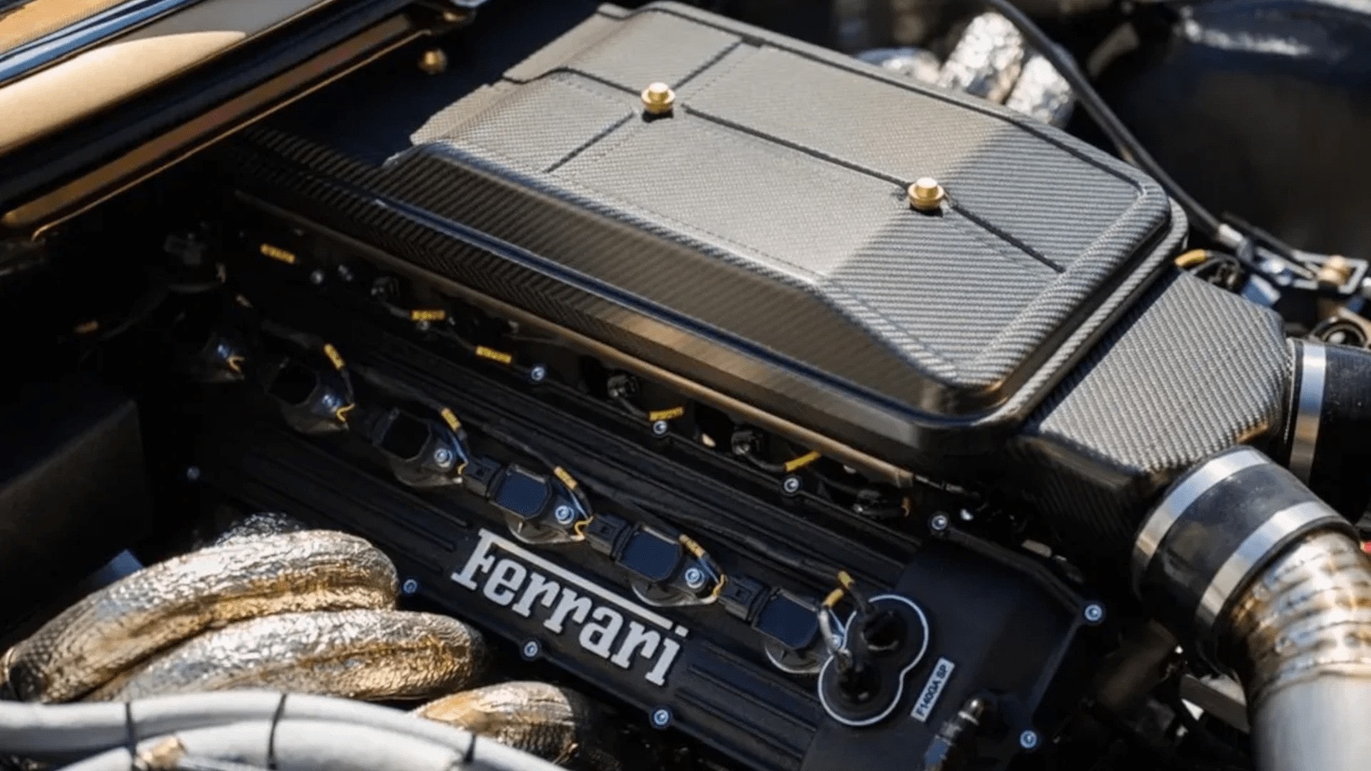 Động cơ nguyên bản được thay thế bằng khối động cơ V12 F140GA của mẫu Ferrari 812 Superfast. (Ảnh: Autoblog)