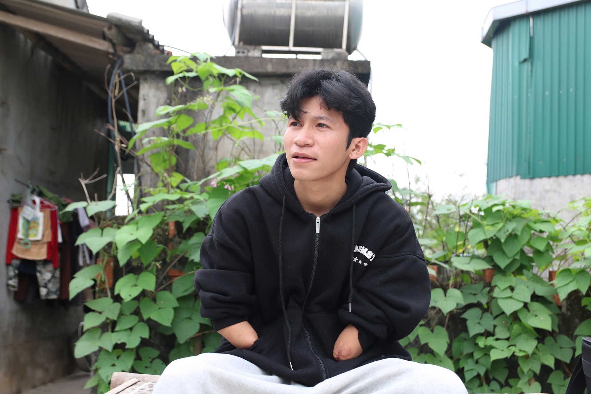 Chàng trai mồ côi mất 2 tay lập kênh TikTok truyền nghị lực sống- Ảnh 1.