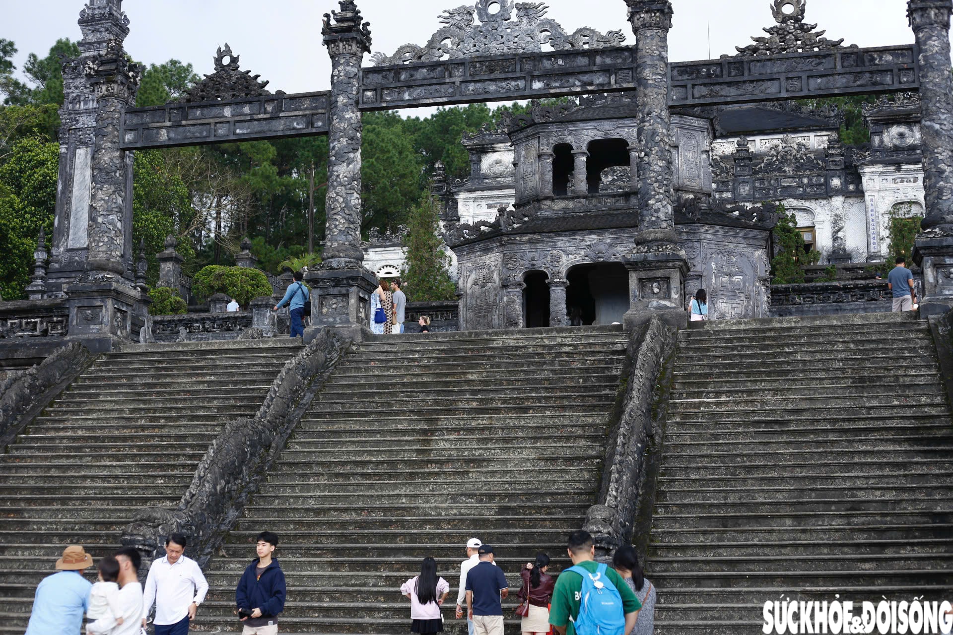 Du khách nước ngoài thích thú tham quan di tích Huế dịp Tết Dương lịch- Ảnh 5.