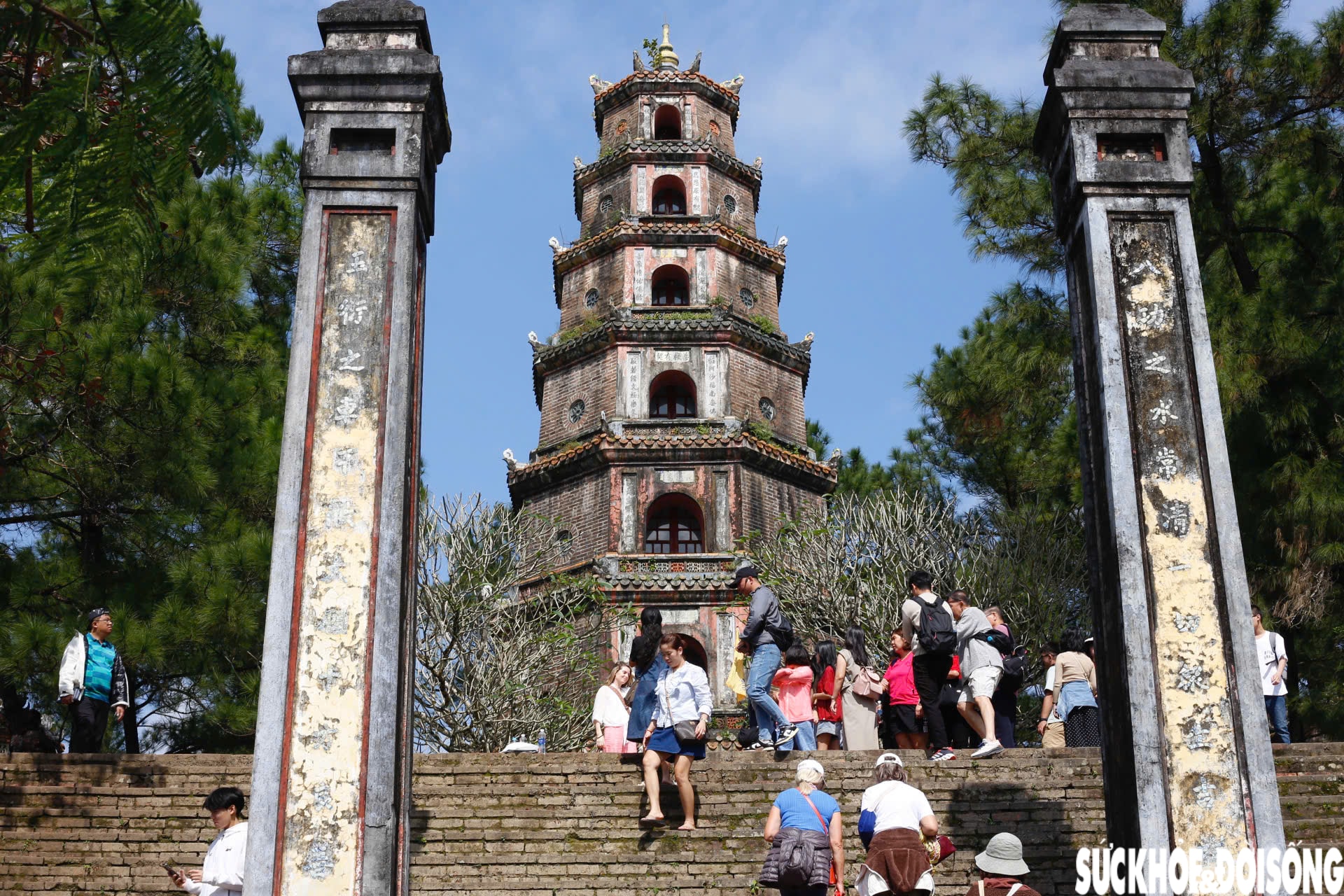 Du khách nước ngoài thích thú tham quan di tích Huế dịp Tết Dương lịch- Ảnh 6.