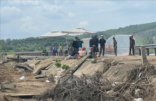 Sập bờ kè khiến 4 người đang trú mưa tử vong- Ảnh 1.