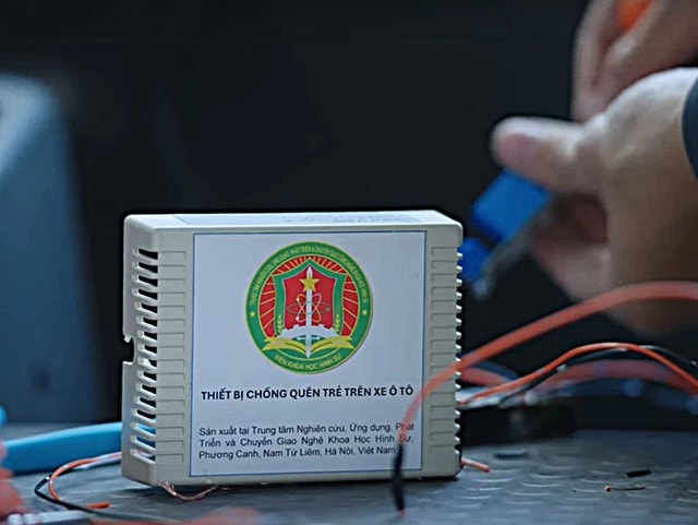 Hình ảnh một thiết bị chống bỏ quên trẻ em trên xe ô tô.