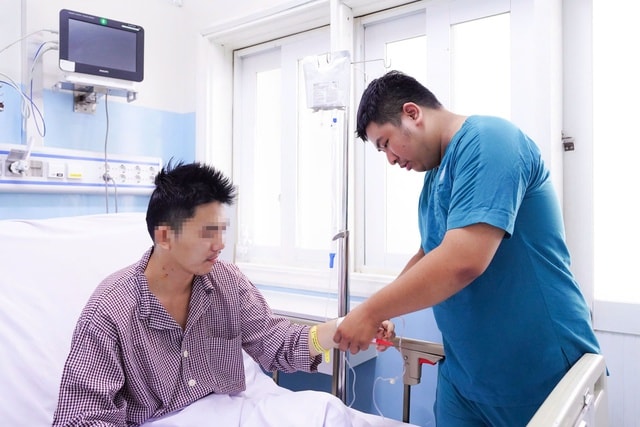 Đang chơi cầu lông, nam thanh niên 32 tuổi ngừng tim nguy kịch- Ảnh 1.