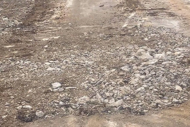 Xuất hiện hố sụt lớn trên Quốc lộ 9B - Quảng Trị- Ảnh 3.