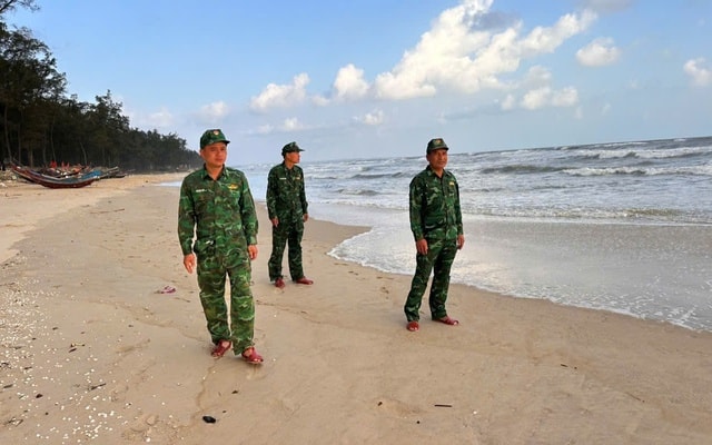 Sóng đánh chìm ghe làm một ngư dân mất tích- Ảnh 2.
