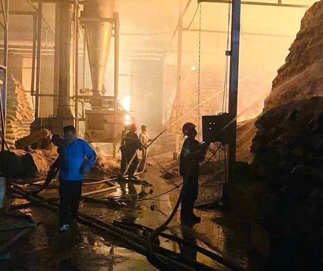 Lào Cai: Cháy nhà máy sắn trong đêm Tết Dương Lịch- Ảnh 1.