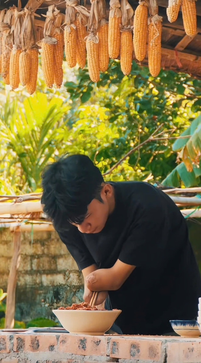 Chàng trai mồ côi mất 2 tay lập kênh TikTok truyền nghị lực sống- Ảnh 7.