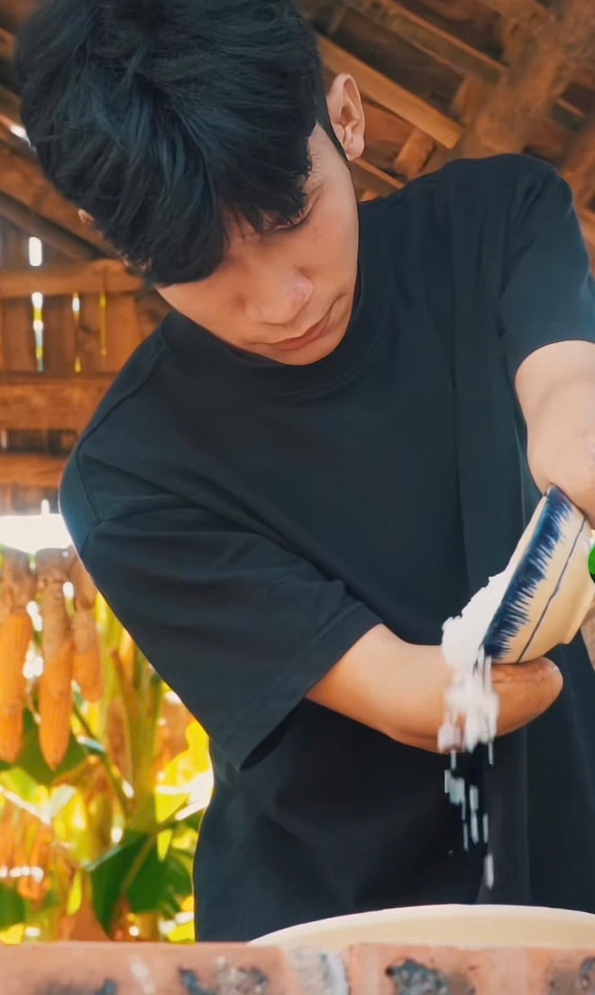 Chàng trai mồ côi mất 2 tay lập kênh TikTok truyền nghị lực sống- Ảnh 9.