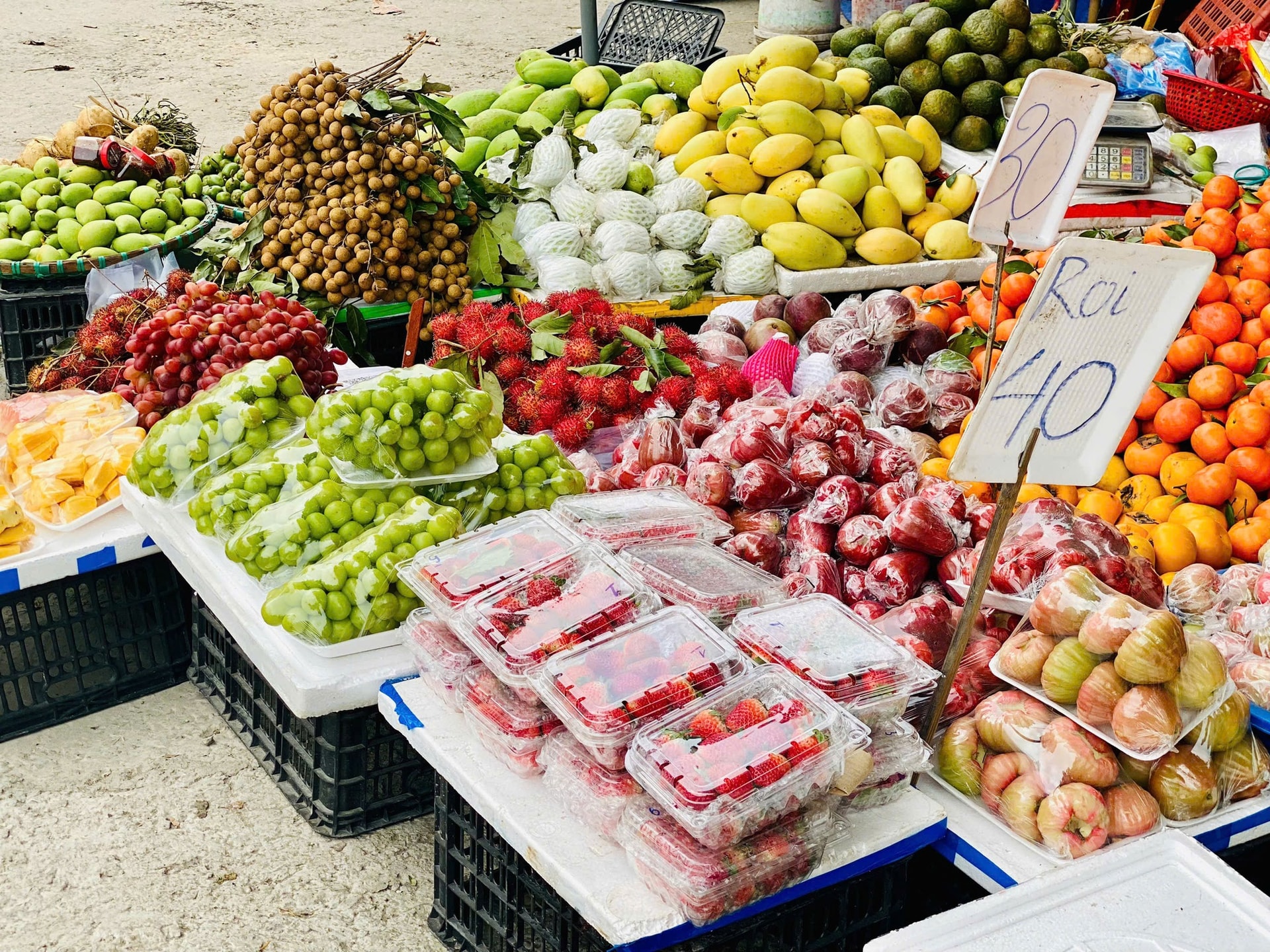 Tiểu thương lý giải nguyên nhân giá dâu tây Mộc Châu lên tới nửa triệu đồng/kg- Ảnh 1.