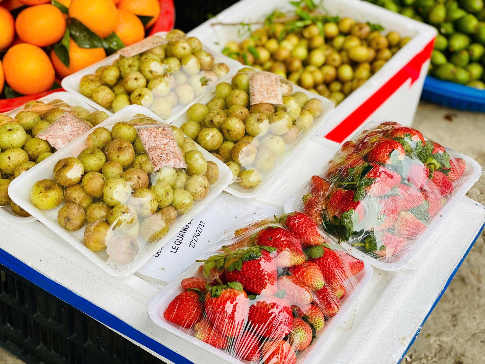 Tiểu thương lý giải nguyên nhân giá dâu tây Mộc Châu lên tới nửa triệu đồng/kg- Ảnh 5.