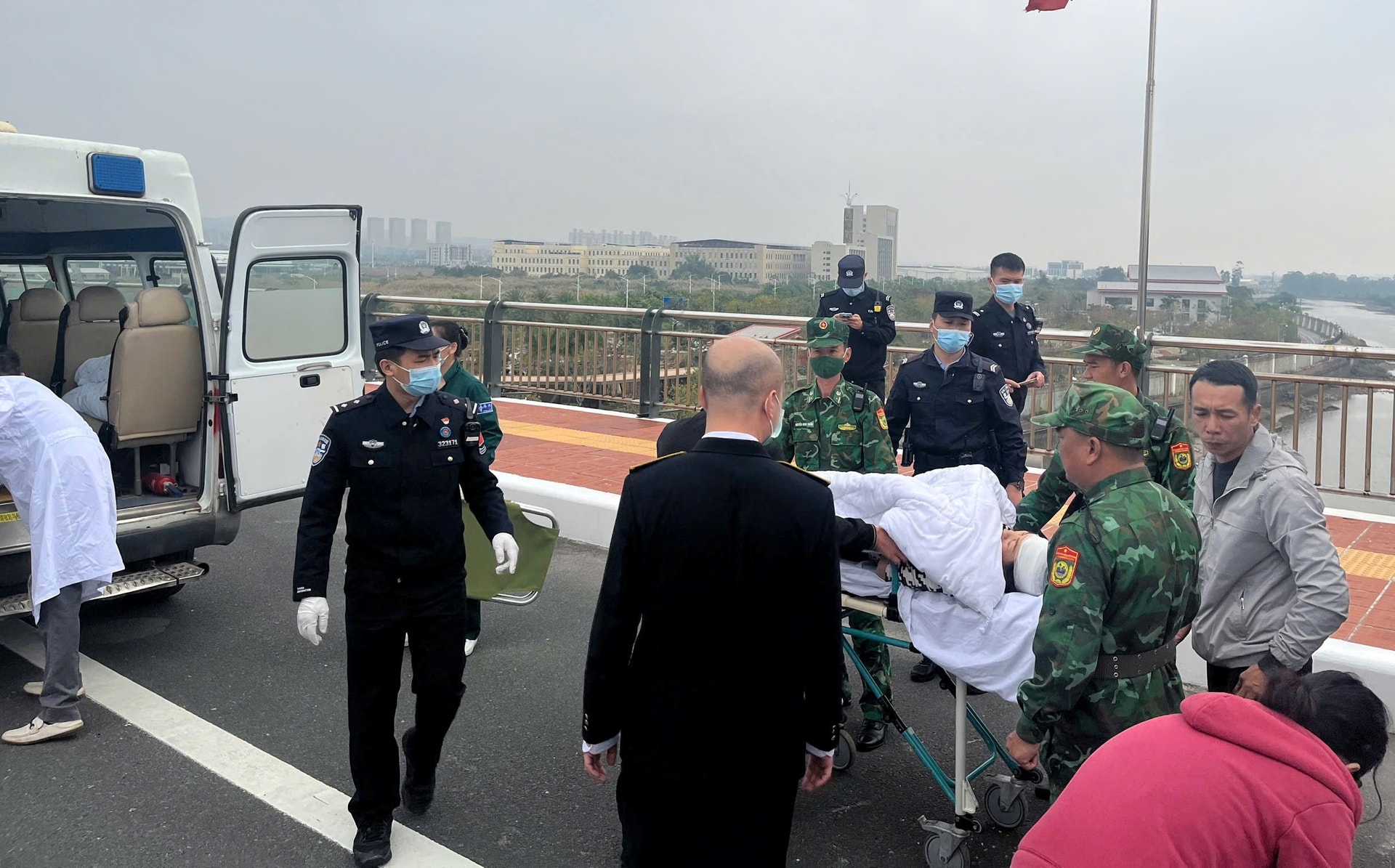 Mở 'luồng xanh' hỗ trợ y tế cấp cứu bệnh nhân trong ngày nghỉ Tết Dương lịch- Ảnh 2.