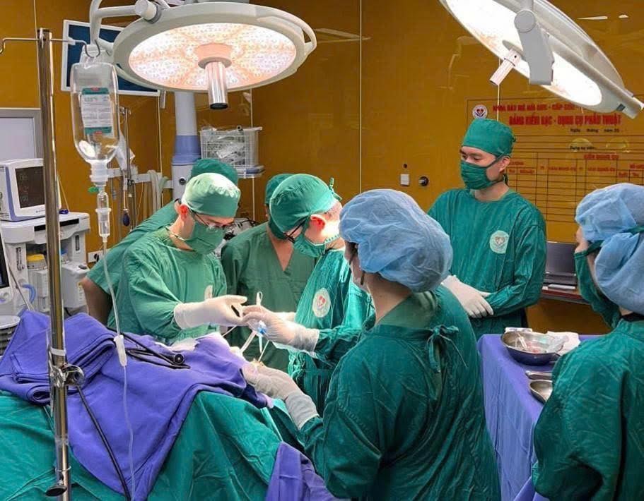 Ca mổ kéo dài 6h cứu cụ ông 81 tuổi thoát cửa tử ngày đầu năm mới- Ảnh 1. Ca mổ kéo dài 6h cứu cụ ông 81 tuổi thoát cửa tử ngày đầu năm mới- Ảnh 1.