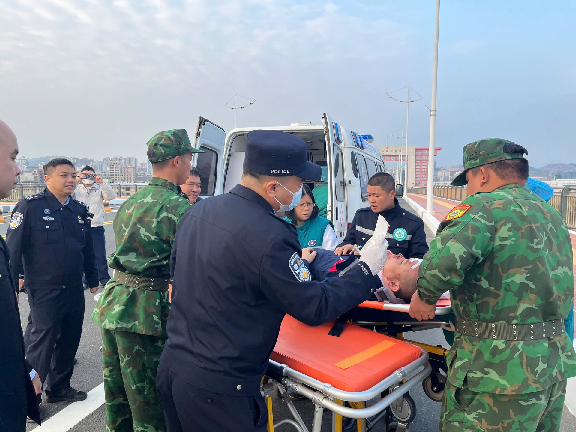 Mở 'luồng xanh' hỗ trợ y tế cấp cứu bệnh nhân trong ngày nghỉ Tết Dương lịch- Ảnh 1.