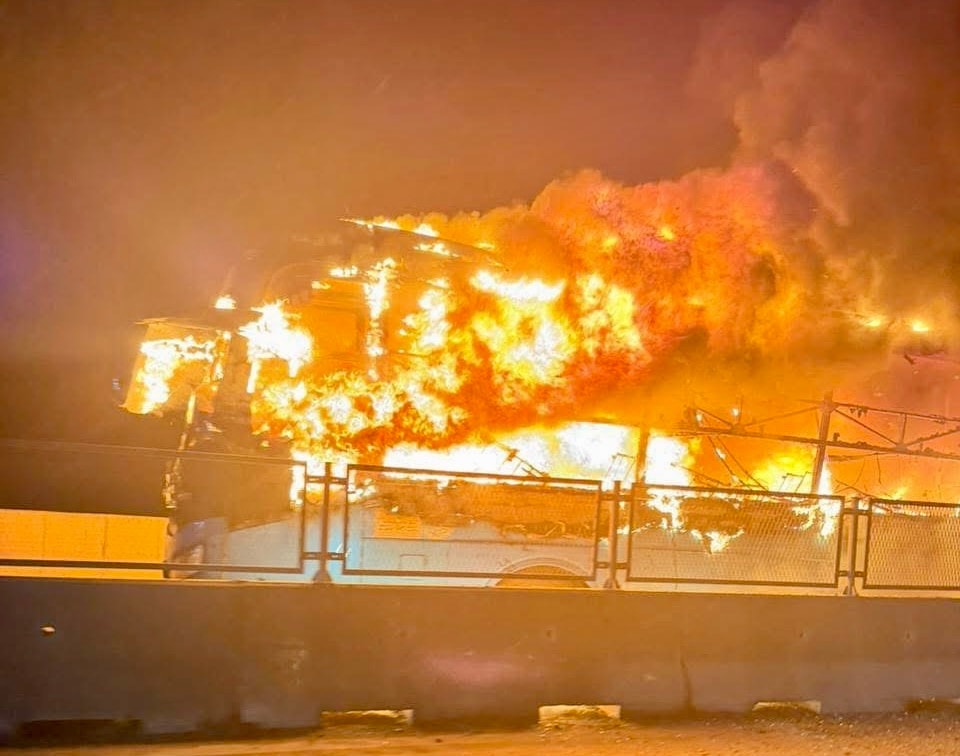 Xe giường nằm bốc cháy trên cao tốc, một hành khách tử vong- Ảnh 1.