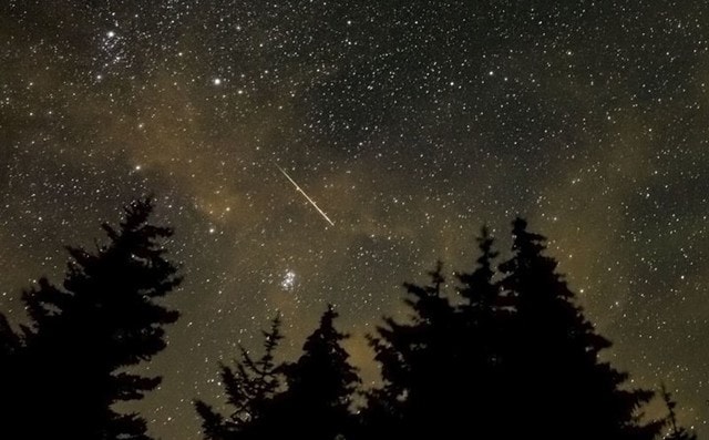 Đêm nay sẽ diễn ra cực điểm mưa sao băng Quadrantids - Ảnh 1.